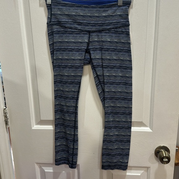 Lululemon Wunder Under Cyber blue size 4 EUC - Picture 2 of 4
